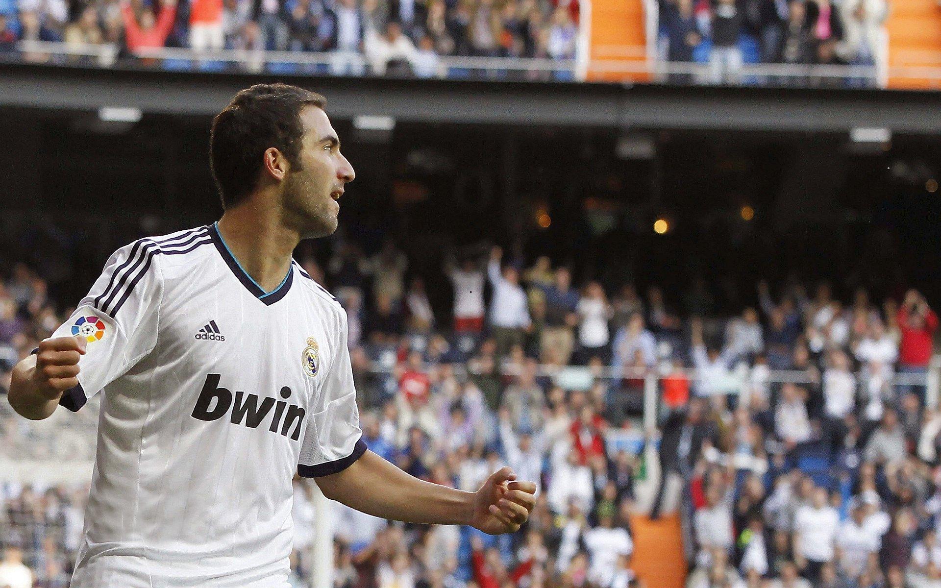 皇家马德里第十四座欧冠奖杯荣耀就位，伯纳乌再迎圣勃莱德杯